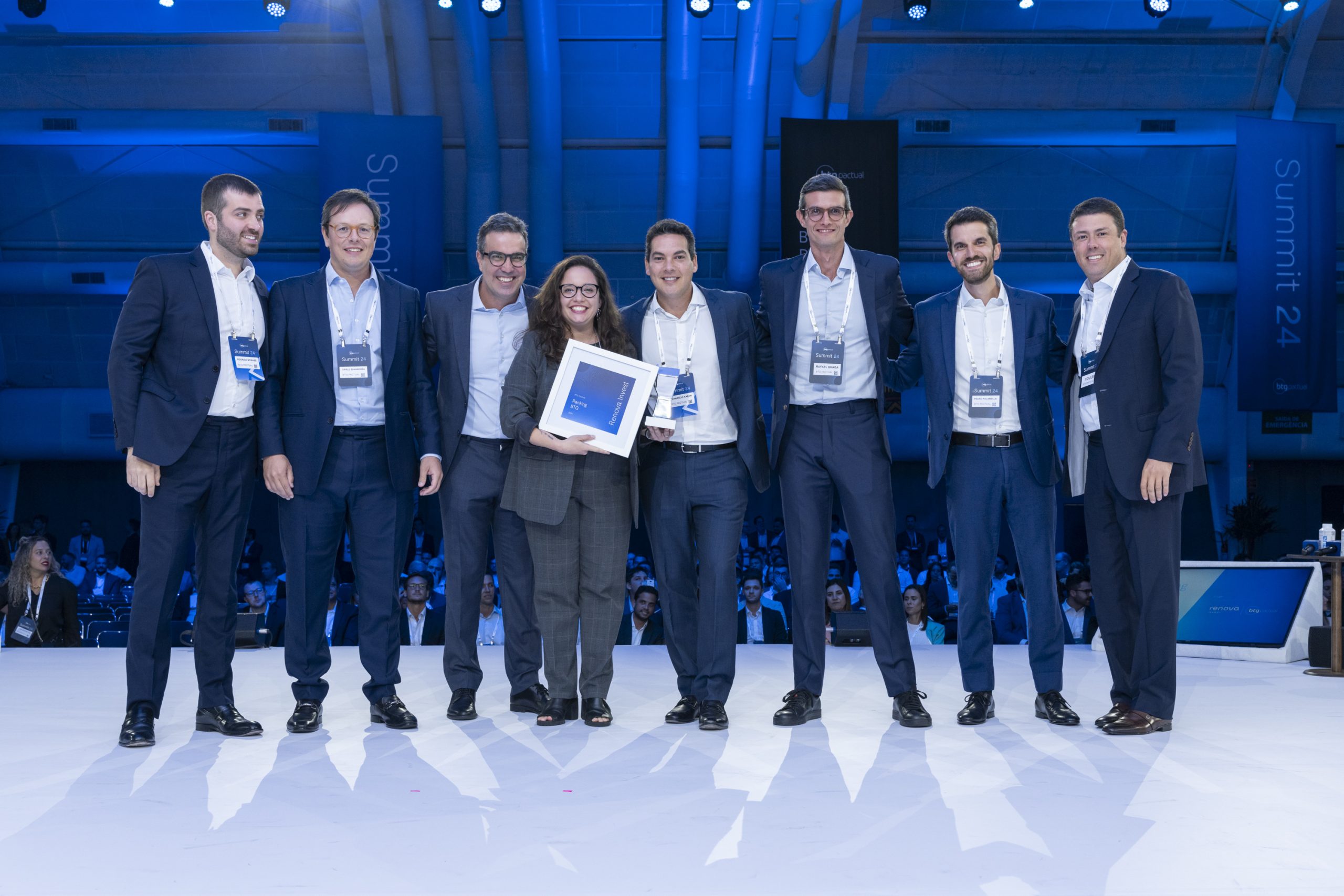 Raphaela Fakri, da Renova Invest, recebe o troféu do ranking BTG Best Performer no palco do BTG Summit 24