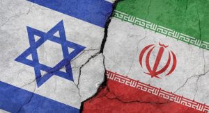 Bandeiras de Israel e Irã lado a lado, simbolizando conflito no Oriente Médio.