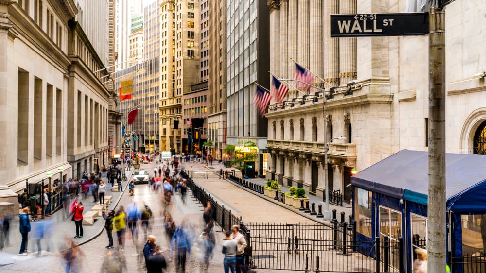 Wall Street, rua representativa do mercado financeiro nos Estados Unidos.