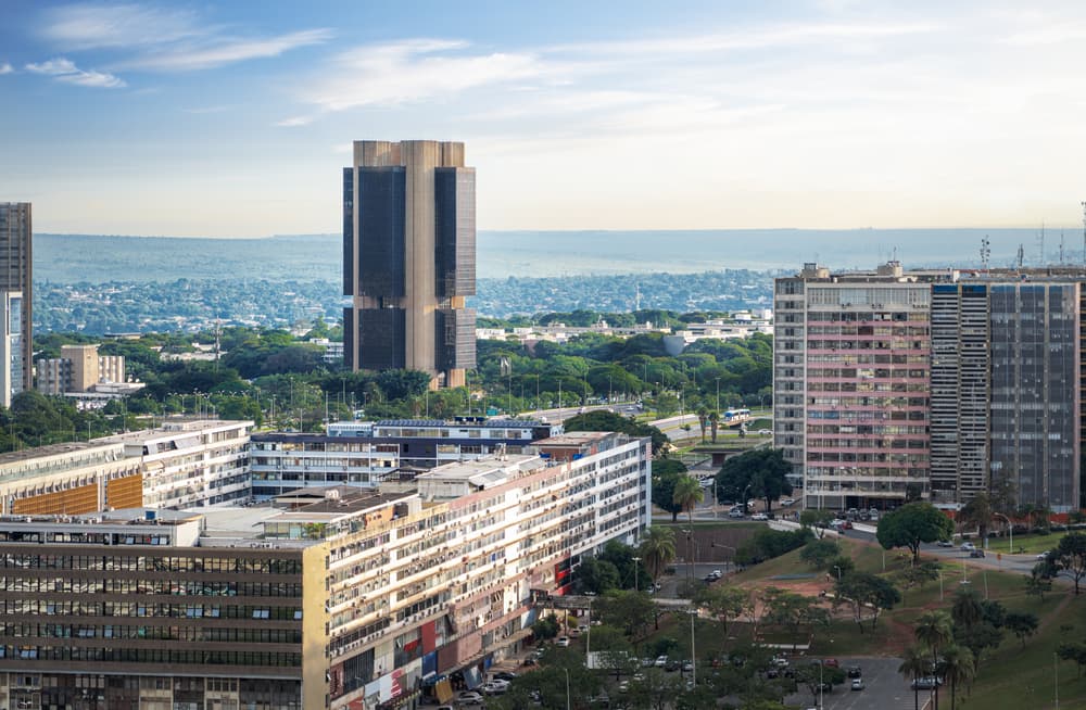 Prédio do Banco Central do Brasil, em Brasília, com cidade em primeiro plano. 