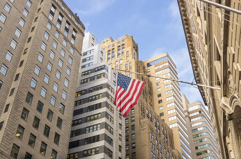 Bandeira dos Estados Unidos em Wall Street.