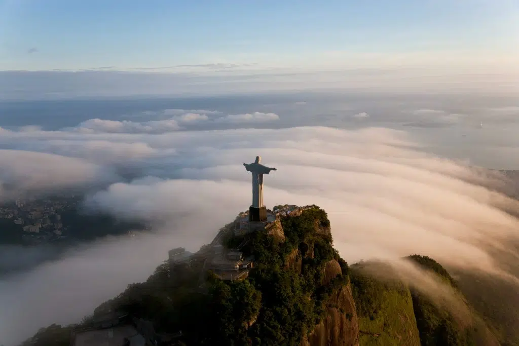 Vista aérea do Cristo Redentor, no Rio de Janeiro. Nuvens ao fundo.