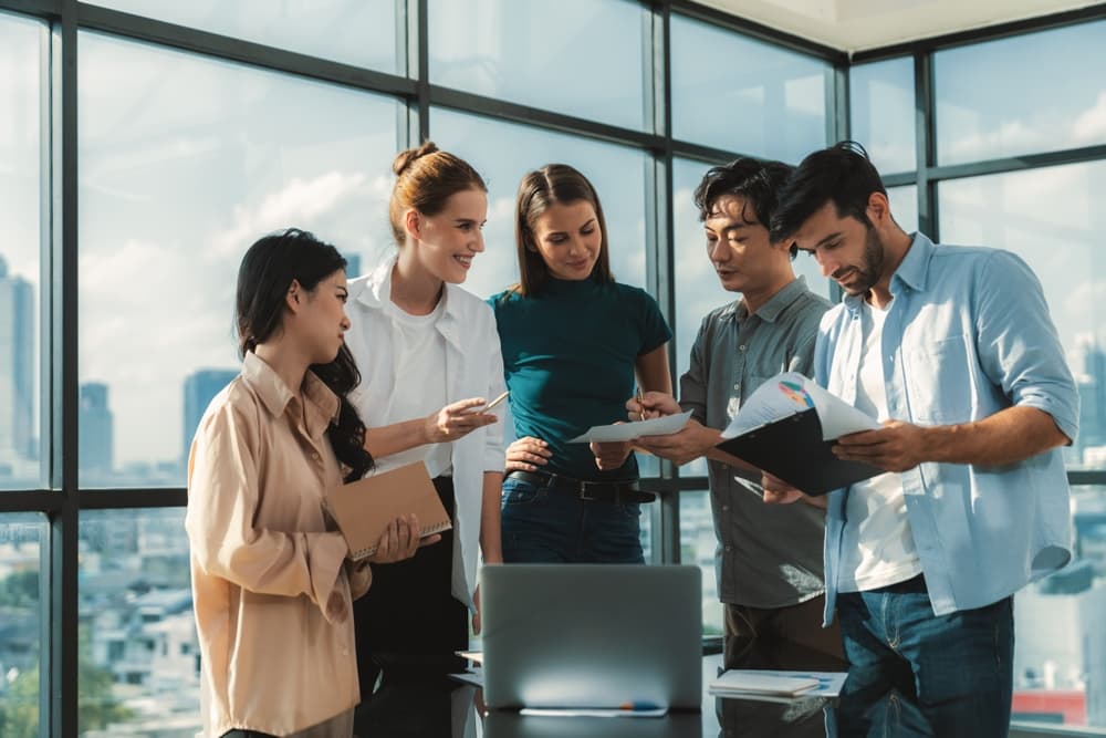 Grupo de pessoas discutindo suas finanças.