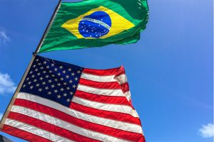 Bandeiras do Brasil e dos Estados Unidos.