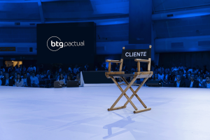 Palestrantes discutindo economia no Macro Day 2025 do BTG Pactual