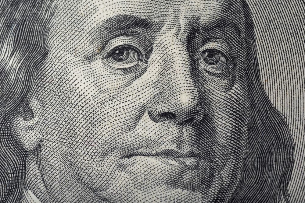 Detalhe do rosto de Benjamin Franklin em nota de dólar.