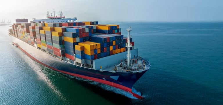 navio cargueiro de exportação/importação que é um dos fatores para a balança comercial