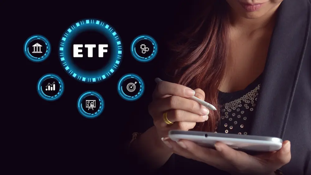 pessoa olhando no celular a carteira recomendada de etfs