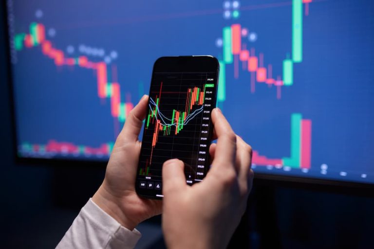 pessoa usando o celular e operando com a teta das opções