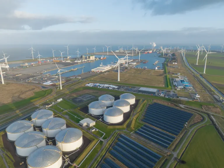 foto área mostrando itens relacionados ao petróleo x energia renovável