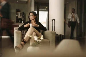 mulher sentada na poltrona em uma sala vip loungekey