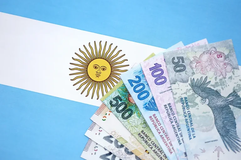 bandeira da argentina com dinheiro na mão representando as maiores empresas da argentina