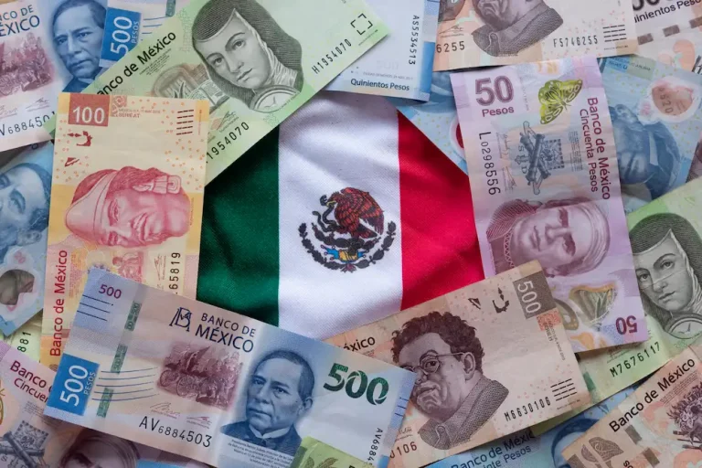 bandeira mexicana com notas em volta representando as maiores empresas do méxico