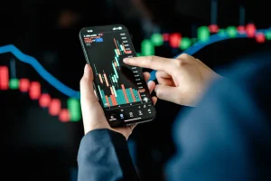 mão com celular olhando os tipos de análises de ações