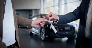 pessoas trocando a chave de carro mostrando o resultado do financiamento de automóvel