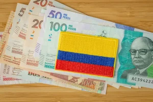 bandeira e dinheiro representando as maiores empresas da colômbia