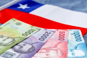 bandeira e dinheiro chileno representando as maiores empresas do chile