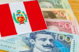 bandeira do peru com notas de dinheiro representando as maiores empresas do peru