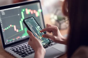 pessoa com celular mexendo na plataforma profitchart nelogica