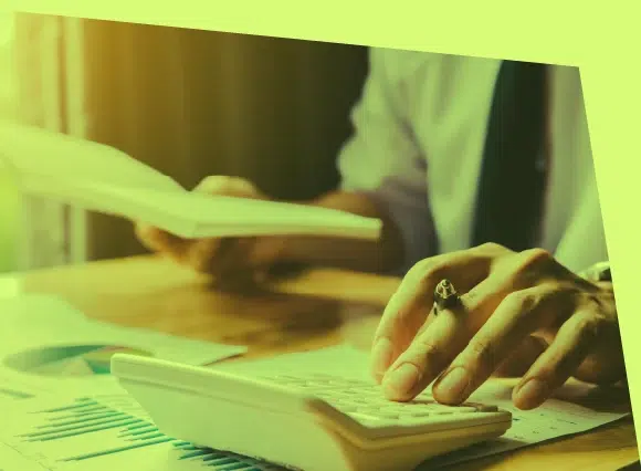 Homem com calculadora vendo onde investir