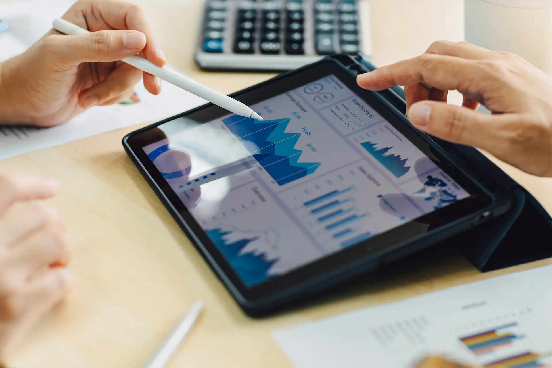 tela de tablet mostrando gráficos no serviço de cash management