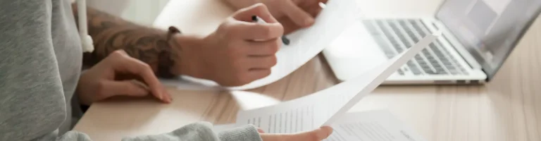 duas mãos no computador representando os investimentos por gerações