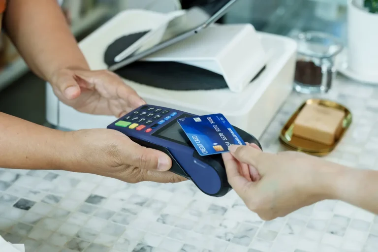 cartão de crédito btg empresas passando na maquininha