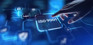 ISO 9001: como a Renova Invest entrega qualidade padronizada e excelência no atendimento ao cliente dedo apontando para apertar o botão com os dizeres iso 9001