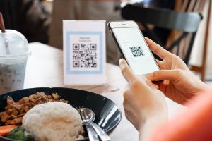 Pix Parcelado BTG Empresas: como funciona, vantagens e como ativar com a Renova Invest tela de celular com qr code usando o pix parcelado do btg empresas