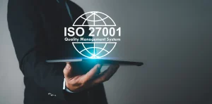 ISO 27001: como a Renova Invest protege seus dados com excelência em segurança da informação — e por que isso importa para você Homem apresentado ISO 27001