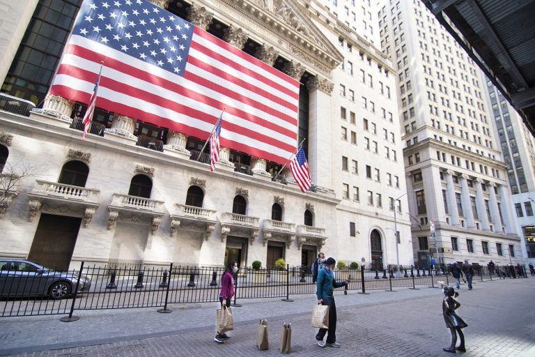 imagem mostra a fachada da Bolsa de Valores de Nova York (NYSE), localizada em Wall Street, Manhattan.