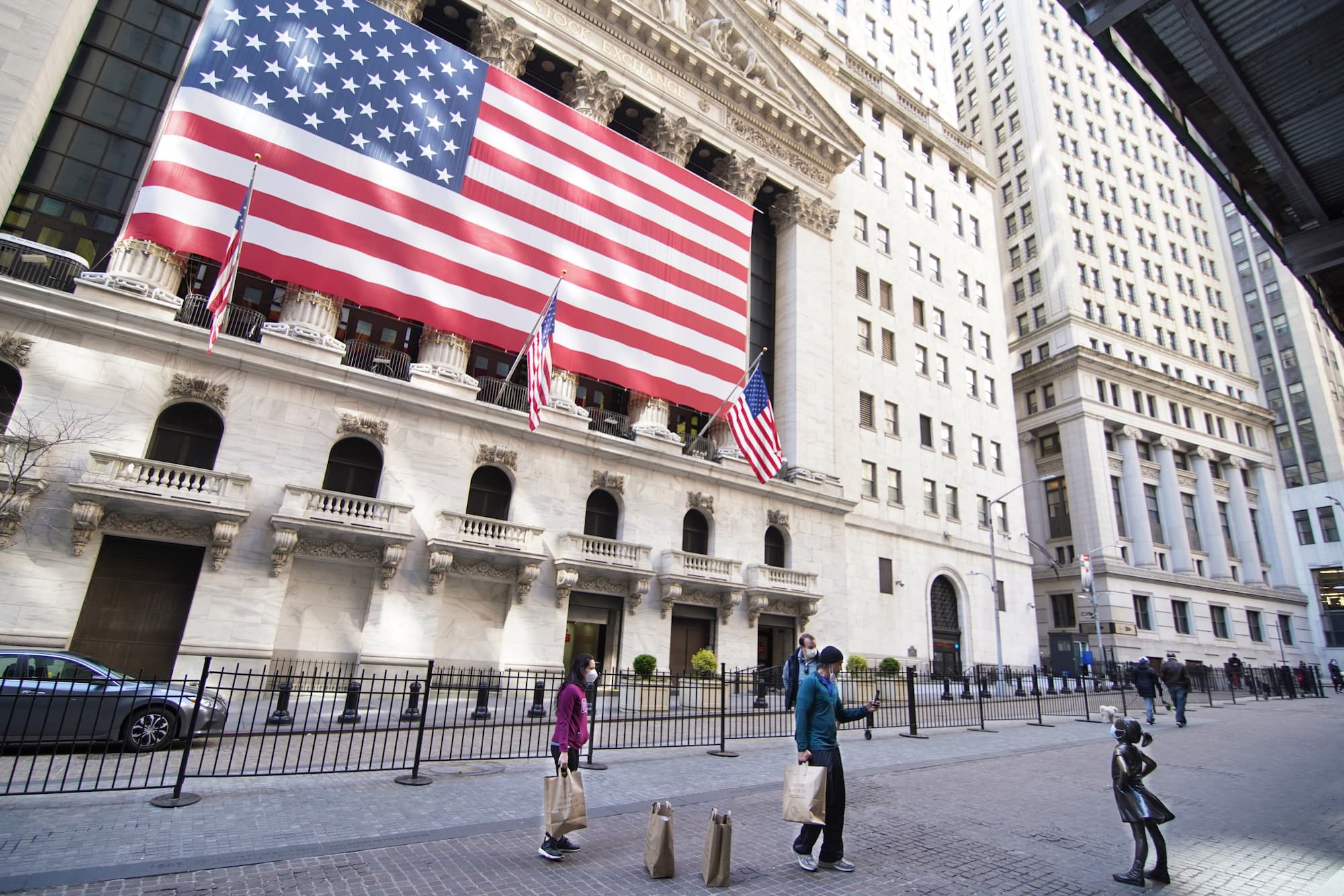 imagem mostra a fachada da Bolsa de Valores de Nova York (NYSE), localizada em Wall Street, Manhattan.