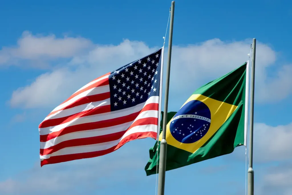 Imagem mostra bandeiras de EUA e Brasil tremulando