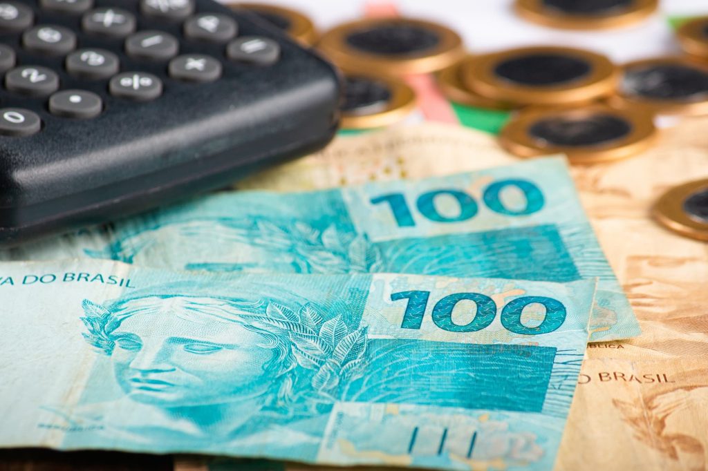 imagem mostra cédulas de reais em cima de uma mesa.