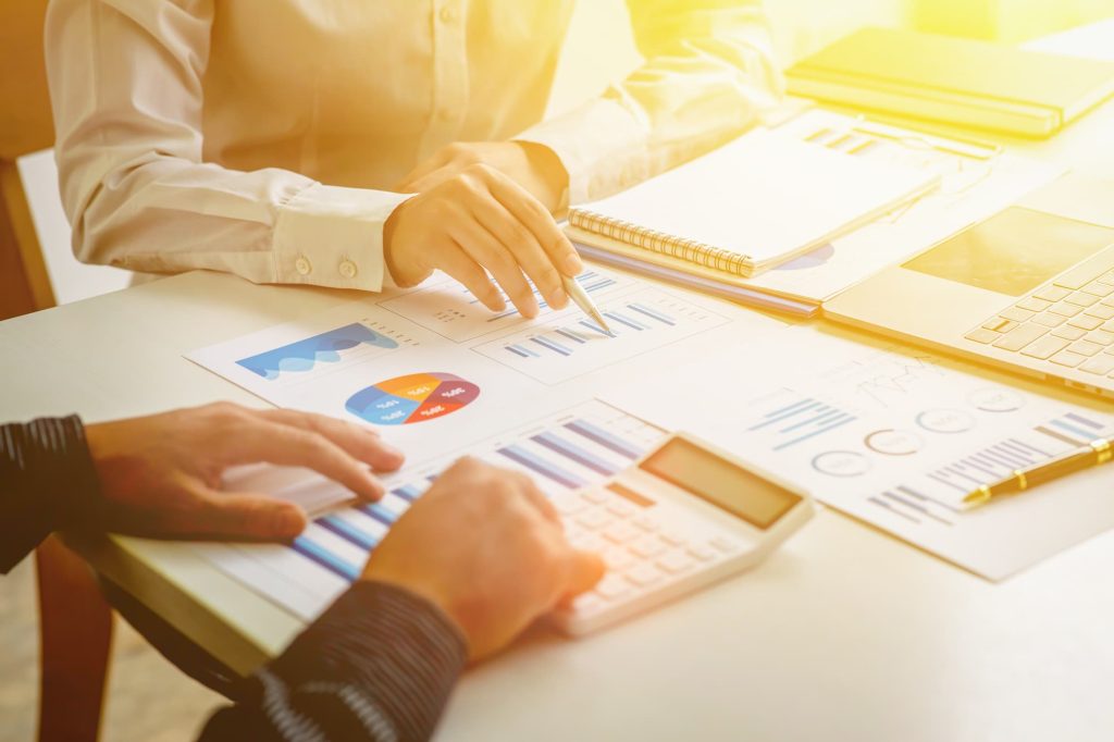 imagem mostra uma mesa com resultados financeiros