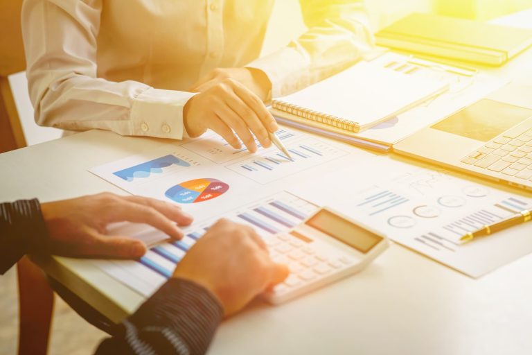 imagem mostra uma mesa com resultados financeiros