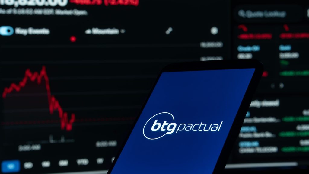 imagem mostra uma tela de celular com o logo do BTG Pactual.