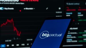 imagem mostra uma tela de celular com o logo do BTG Pactual.