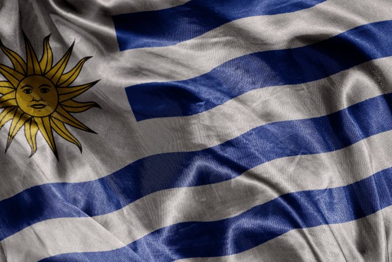 imagem mostra a bandeira do uruguai