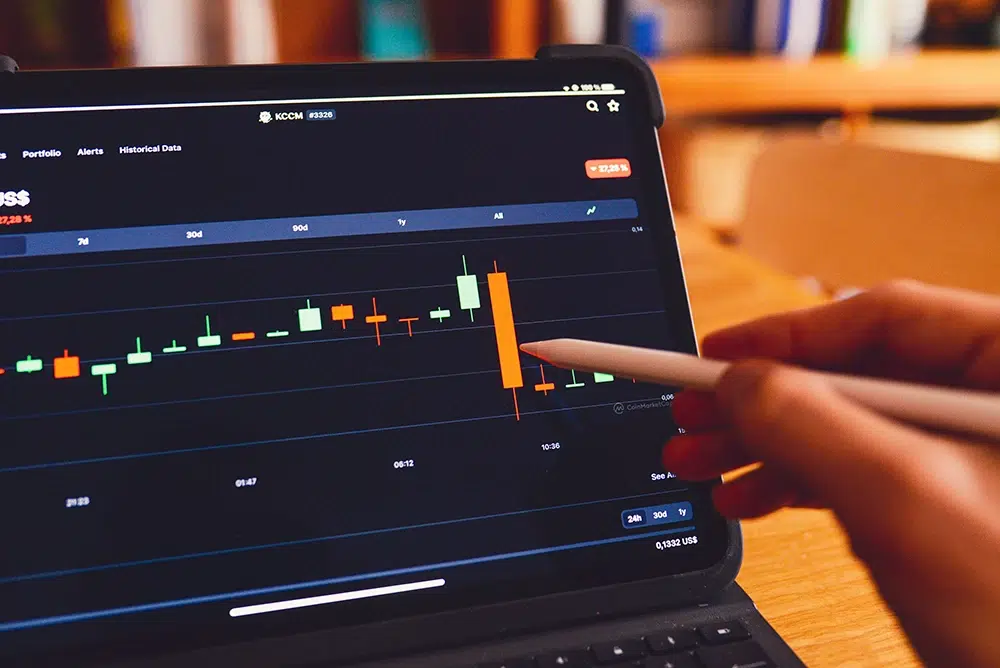 Carteira de investimentos sendo analisada em uma tela de cotações