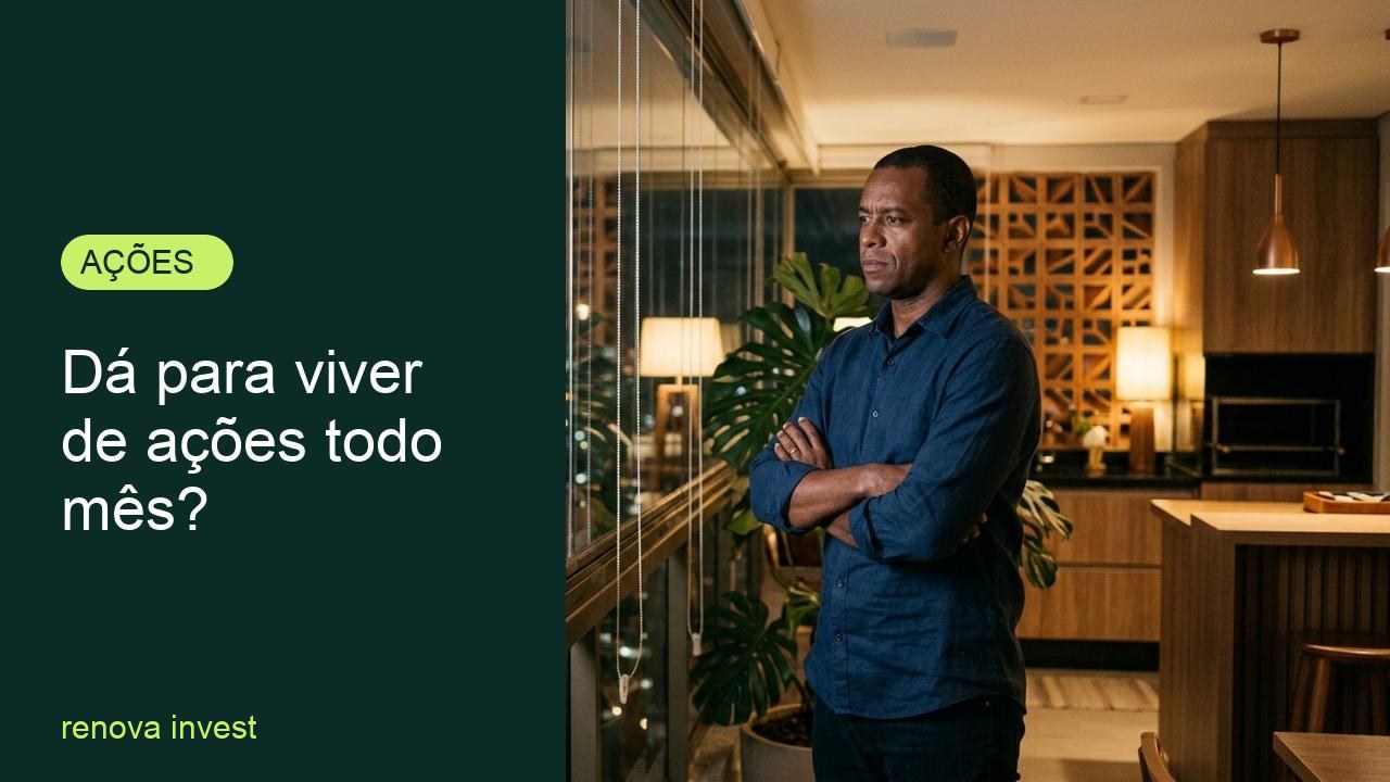 Homem em varanda gourmet olhando a cidade à noite, pensando em renda mensal com ações