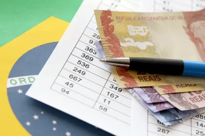 bandeira do brasil com dinheiro na mesa e payroll nos eua